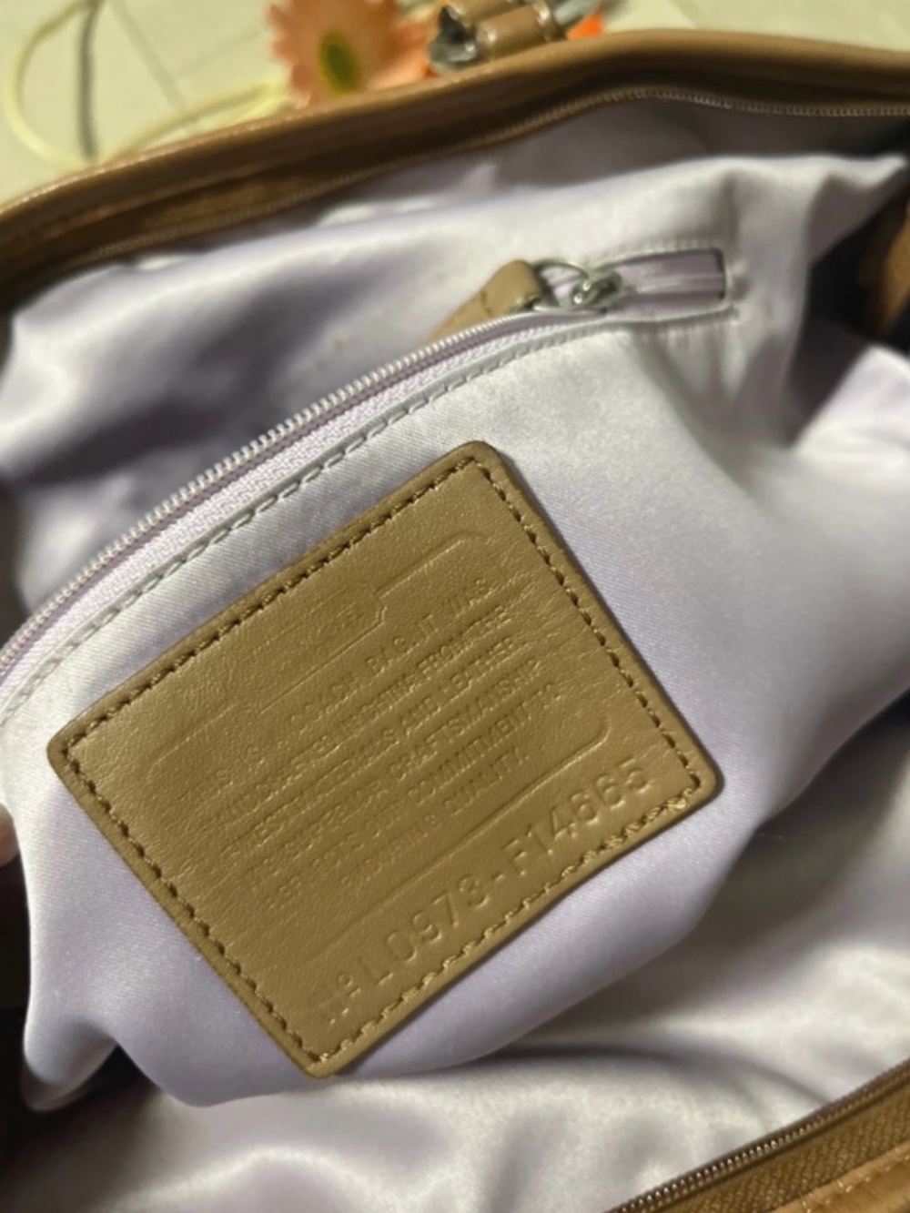 Preloved [100 % Authentic] vintage Coach Horse & Carriage Jacquard Pleated Tote - Picture 9 of 11